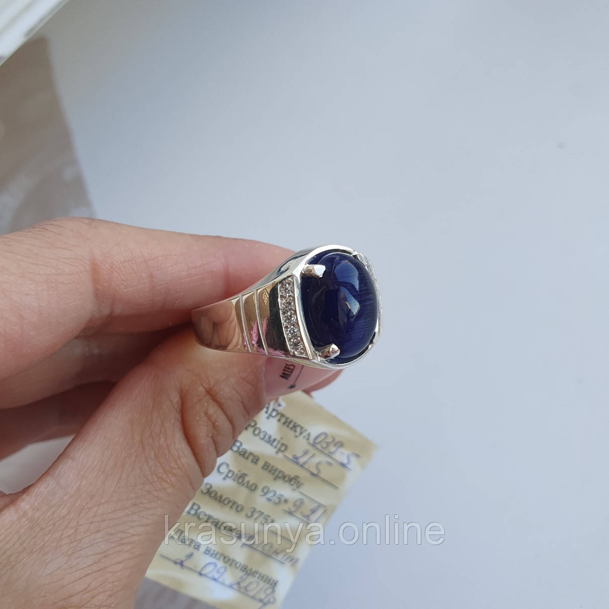 Серебряной мужской перстень с большим камнем и маленькими белыми фианитами по бокам - фото 3 - id-p1706398159
