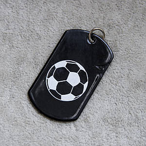 Жетон с футбольным мячом черного цвета покрыт эмалью под гравировку размер жетона 5х3 см