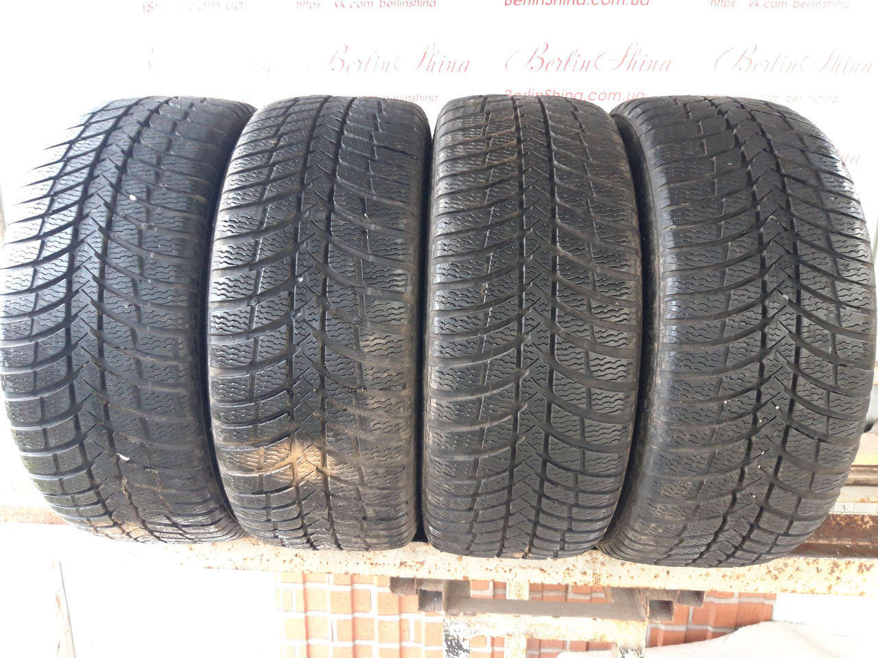 Комплект зимніх шин 215/45/17 Kumho Izen KW23,з Германії без пробігу по Україні