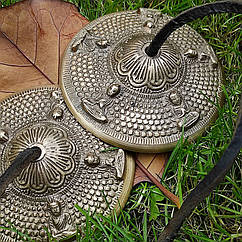 Великі каратали (діаметр 9,5 см) — індійські музичні тарілочки зі сплаву металів, гармонізують, очищають
