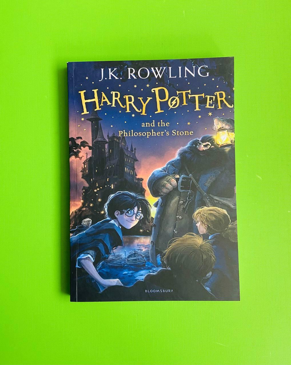 Книга Harry Potter and the Philosopher's Stone. На англійській мові Philosophers Stone