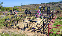 Металлическая оградка на кладбище.