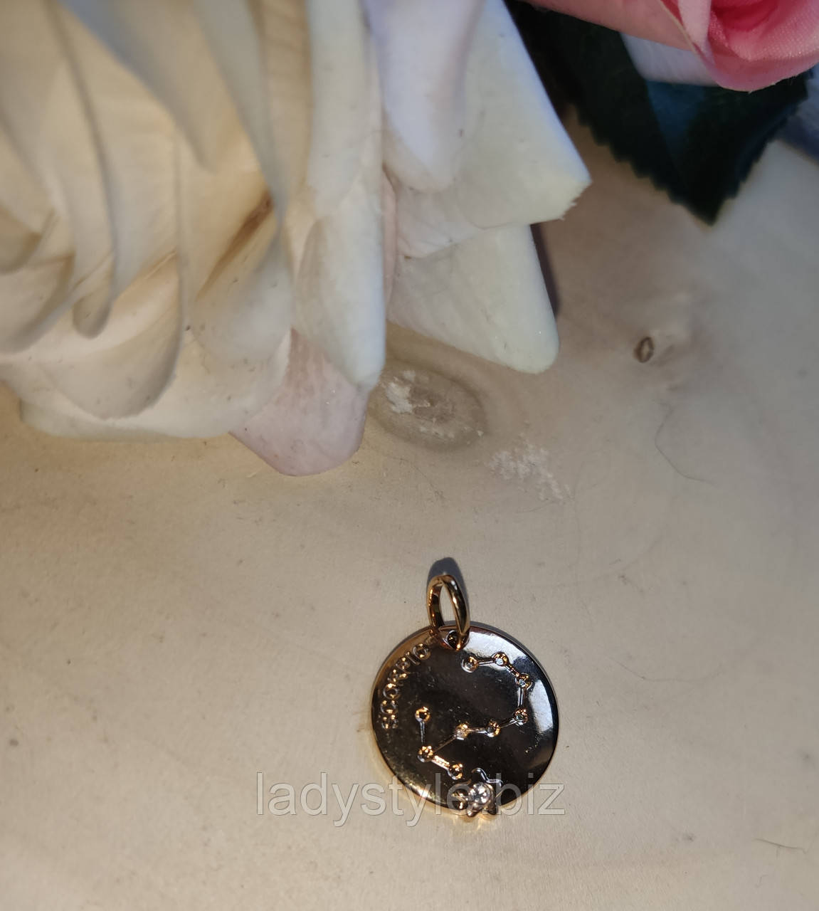Золотистий кулончик-підвіс — знак Сорпіон від студії LadyStyle.Biz