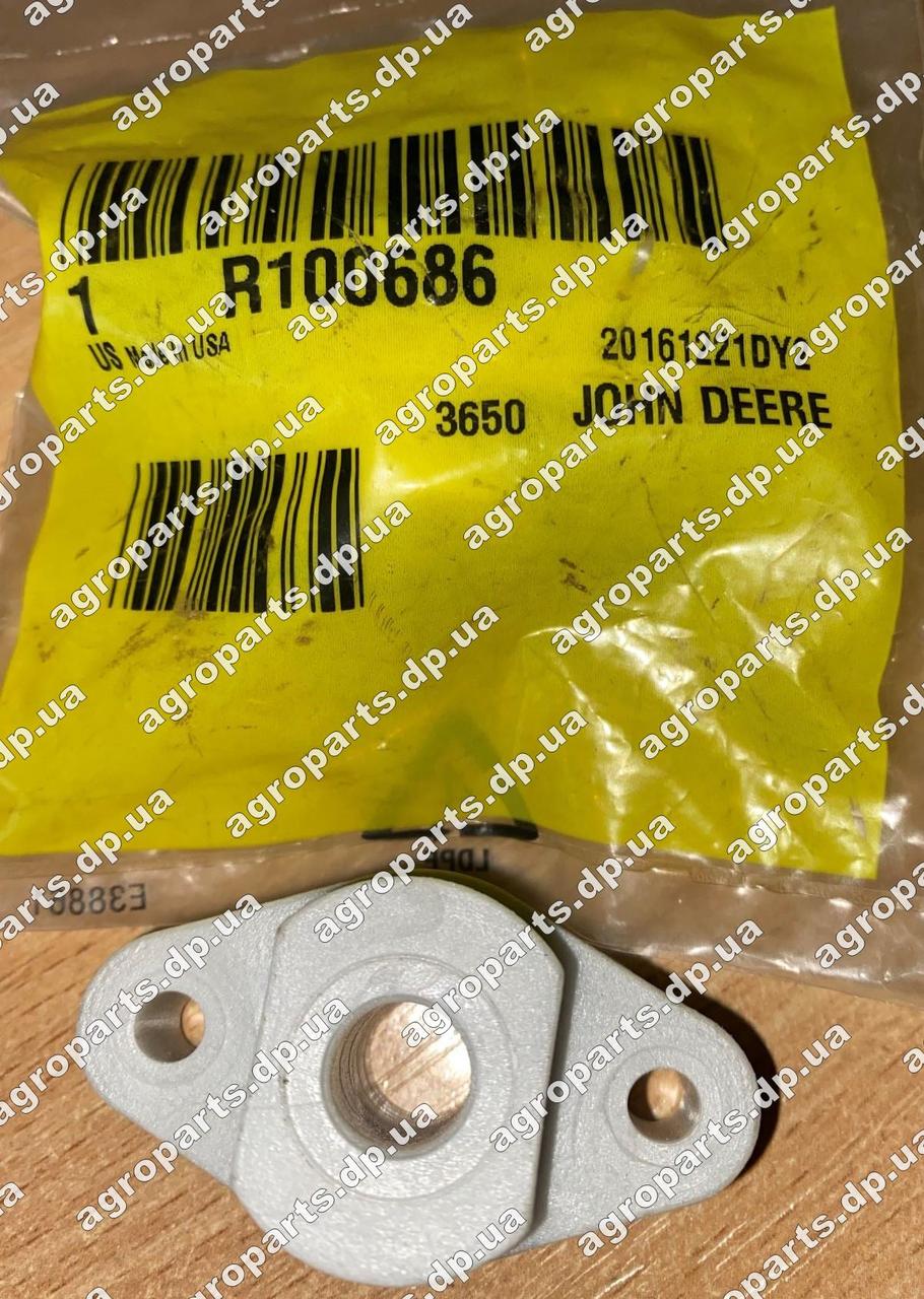 Опора R100686 сенсора John Deere SUPPORT, POSITION SENSOR SHAFT опора r100686