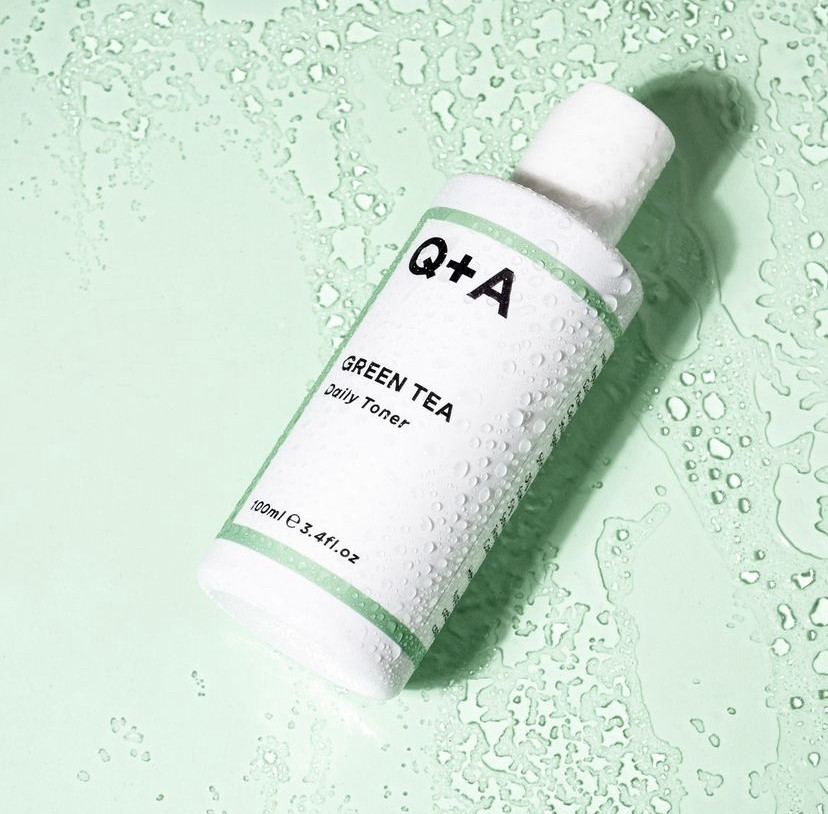 Заспокійливий тонер для обличчя із зеленим чаєм Q+A Green Tea Daily Toner