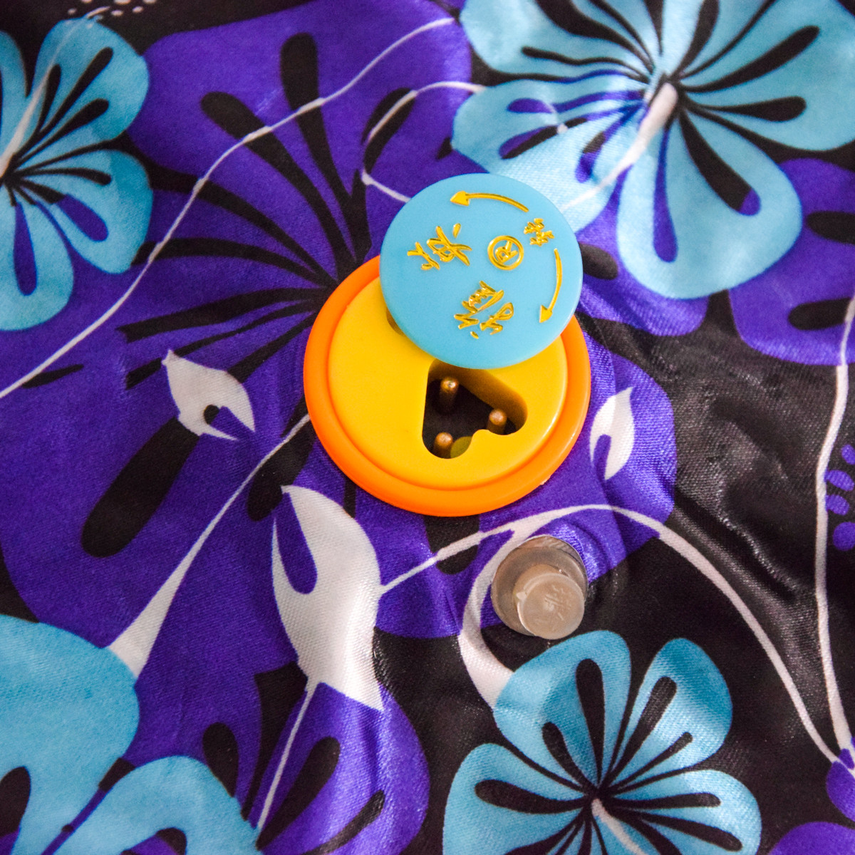 Электрогрелка для тела Черная с сине-фиолетовыми цветами 26х18см, подушка грелка водяная (електрогрілка) (NS) - фото 3 - id-p1708069585