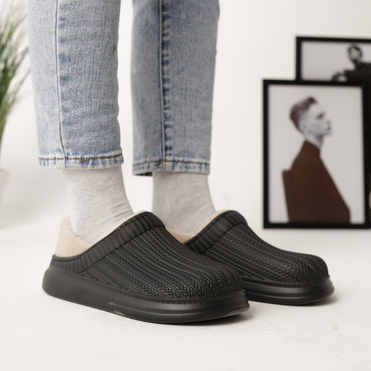 Чорні резинові тапки на хутрі