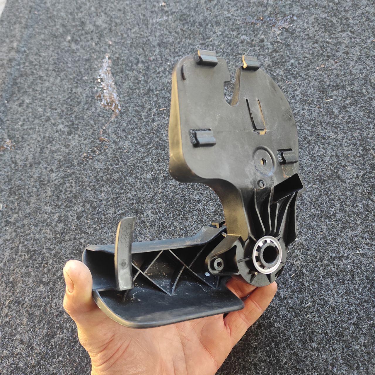 Кронштейн ручки капоту Audi A3 8T1823633