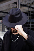 Черная стильная шляпа с широкими полями