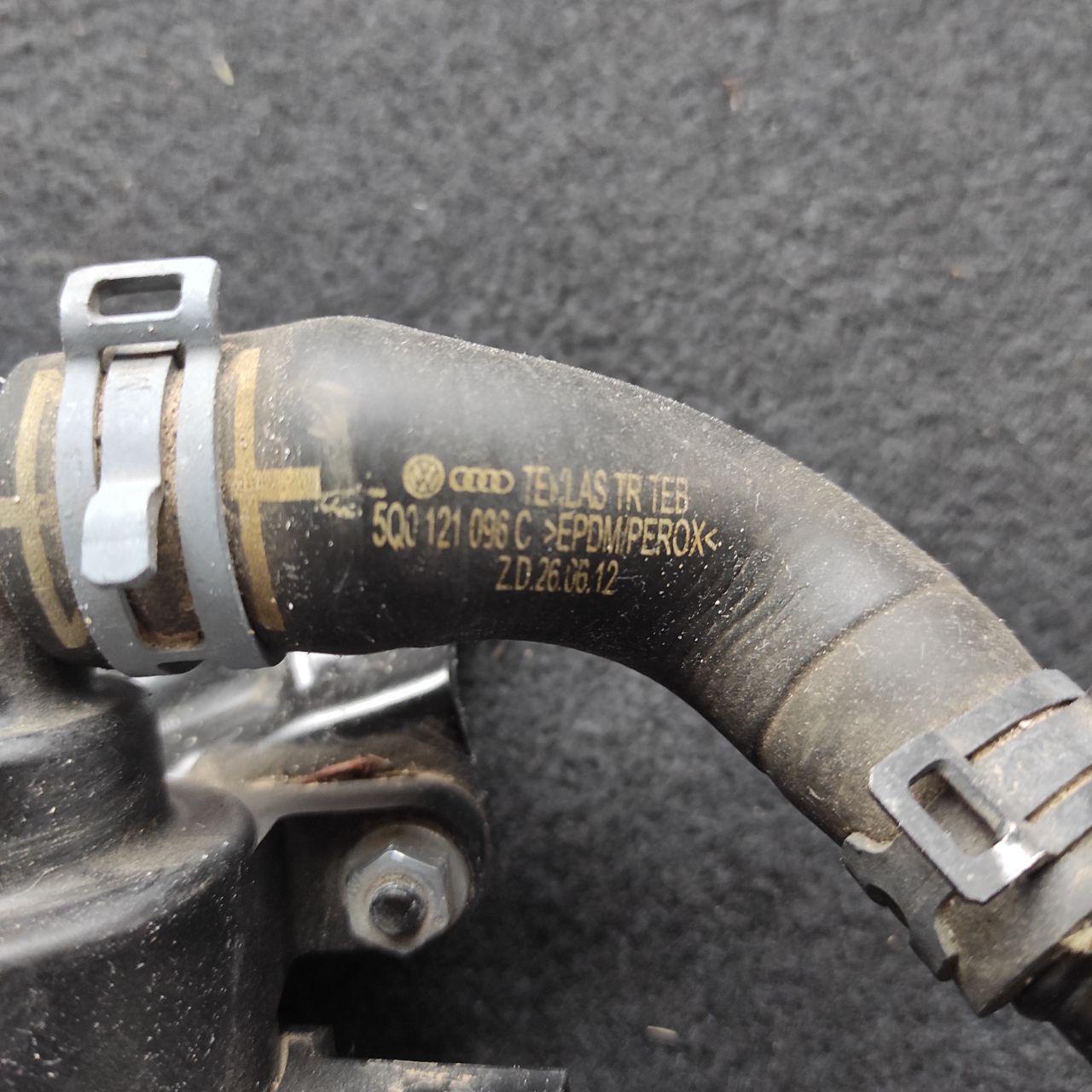 Шланг/Патрубок системи охолодження для Audi A3 8v 5Q0121096C, фото 1