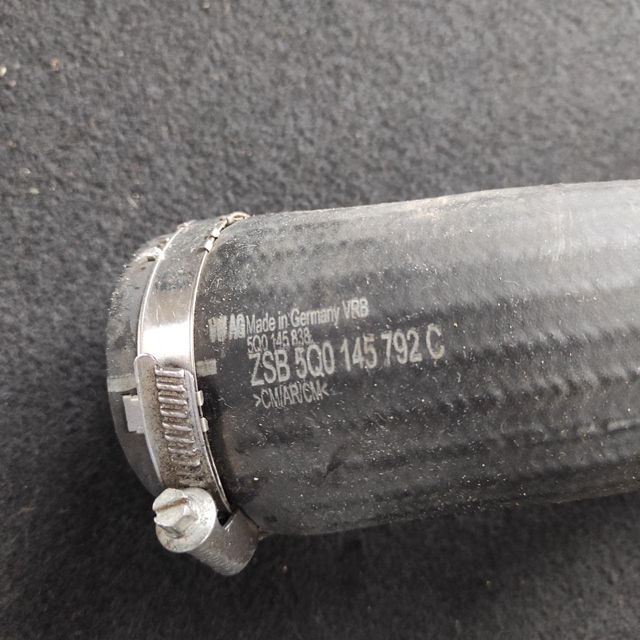 Патрубок інтеркуллера верхній правий Audi A3 8v 5Q0145792С
