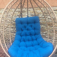 Крісло-кокон з ротанга, бежеве з синьою подушкою