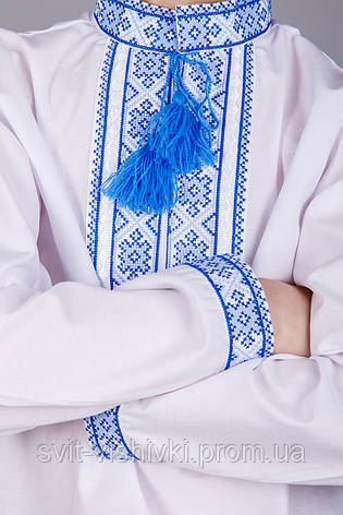 Вишита сорочка хрестиком на білому батісті з синім візерунком на підлітка, фото 2