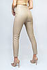 Штани жіночі трендові з екошкіри зі змійками світло-бежеві 141022 (2000000089737), фото 2