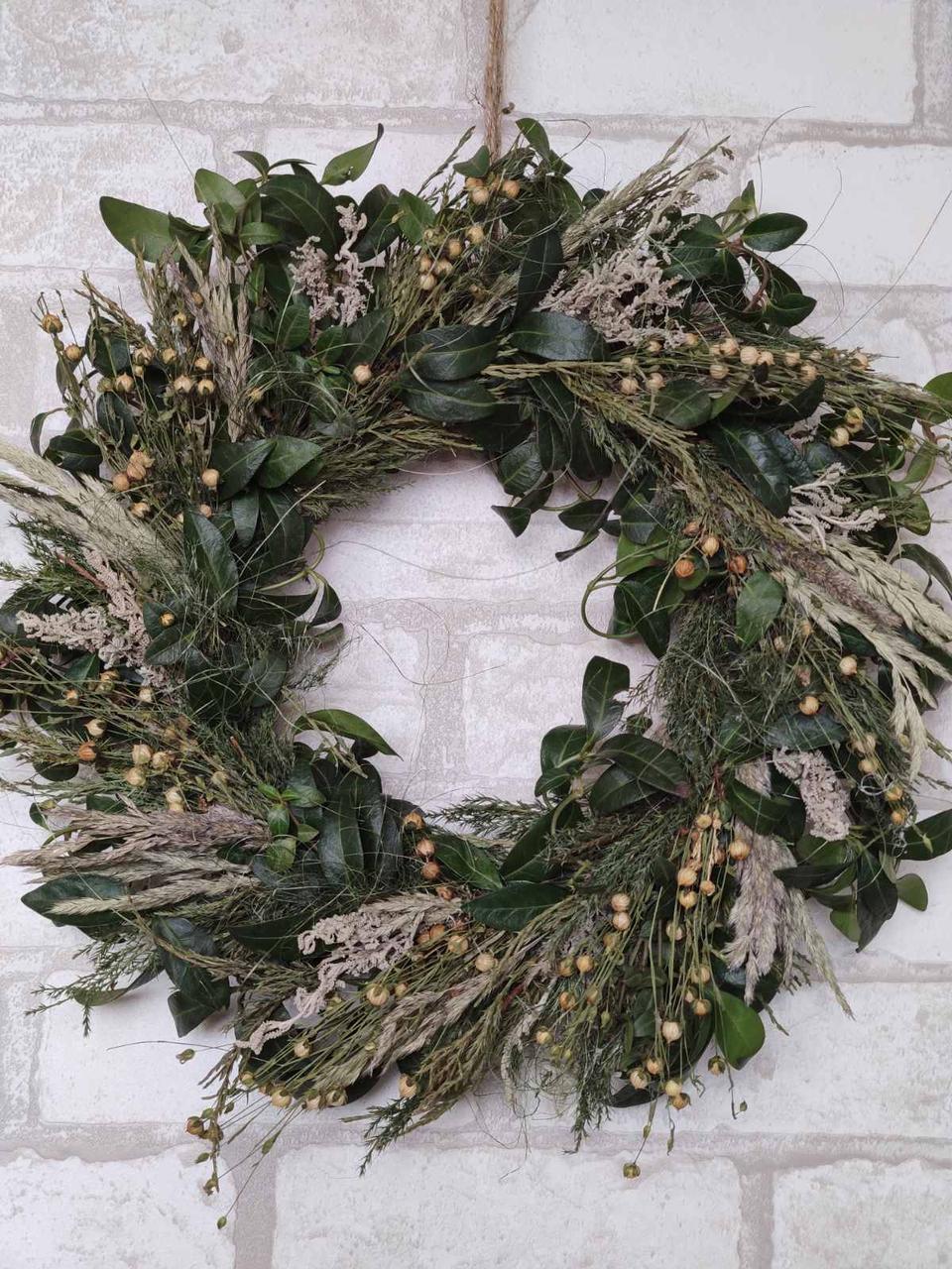 Вінок з барвінка і натуральних сухоцвітів, вінок з трав на двері, вінок оберіг для родини. Д 35 см, фото 1