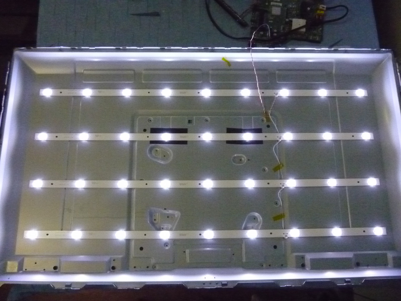 Світлодіодні LED-лінійки DLED43GC4X9 005 від LED TV ERGO LE43CT5000AK