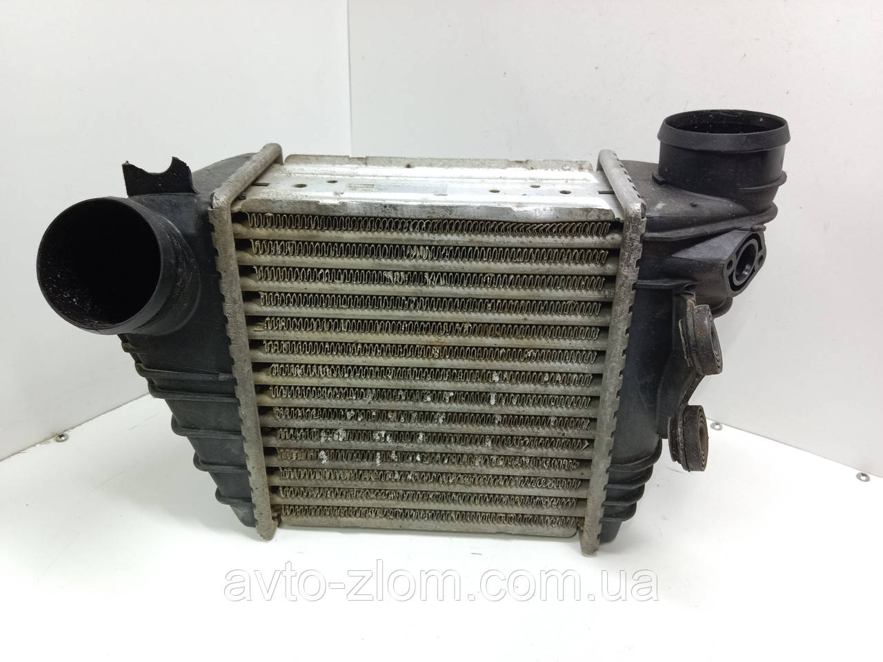 Радиатор интеркуллера Volkswagen Golf 4, Skoda Octavia 1.9 TDI. 1J0145803.