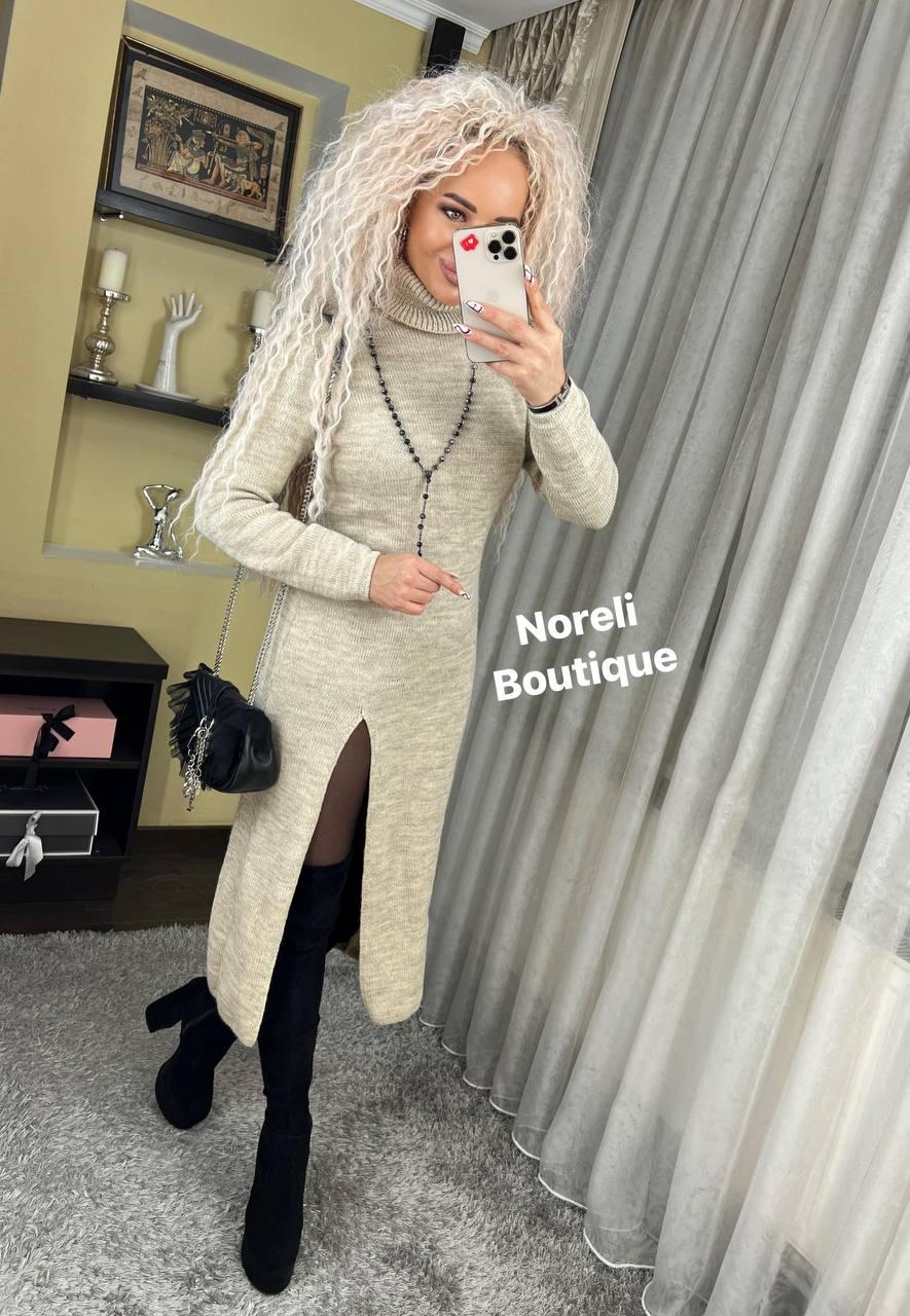 В'язане плаття гольф по фігурі міді з високим коміром і розрізом (р. 42-48) 90035029, фото 1