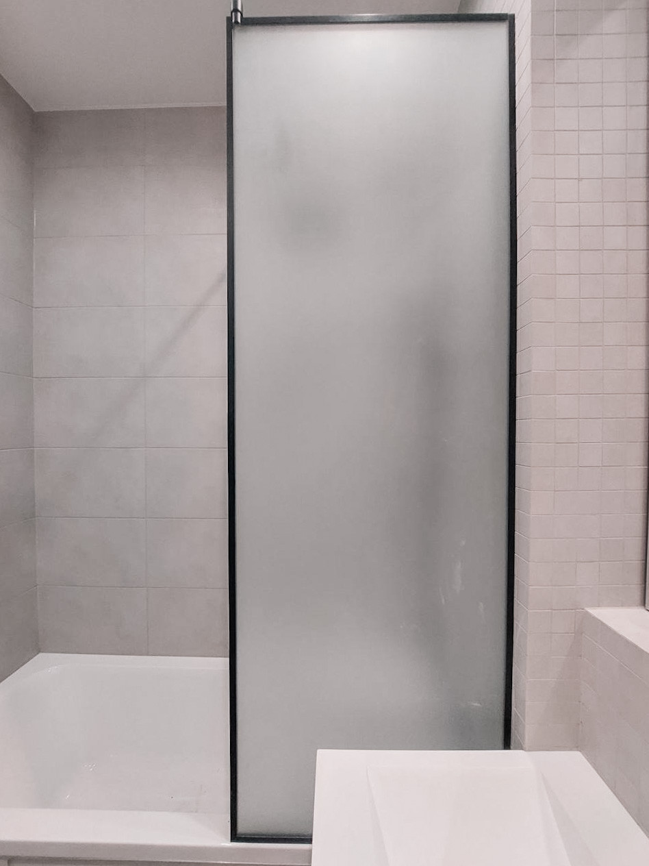 Шторка на ванну стеклянная неподвижная ORNELLA LOFT (Орнелла Лофт) черная фурнитура - фото 8 - id-p1709499584