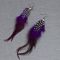 Сережки жіночі довгі фіолетового кольору з плямками застібка петляного кольору довжина 14 см