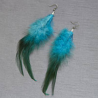 Сережки жіночі довгі бірюзово-зеленого кольору застібка петля сріблястого кольору довжина 16 см