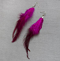 Сережки жіночі довгі яскраво-рожевого та червоного кольору застібка петля сріблястого кольору довжина 16 см