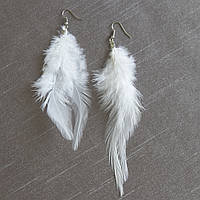 Сережки жіночі довгі білого кольору застібка петля пухнастого сріблястого кольору довжина 16 см