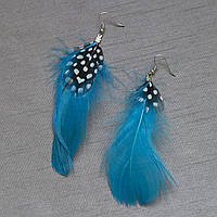 Сережки жіночі довгі яскраво-блакитного кольору з плямами застібка петляного кольору довжина 13 см