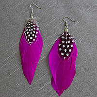 Сережки жіночі довгі яскраво-рожевого кольору з плямочками застібка петлі сріблястого кольору довжина 13 см