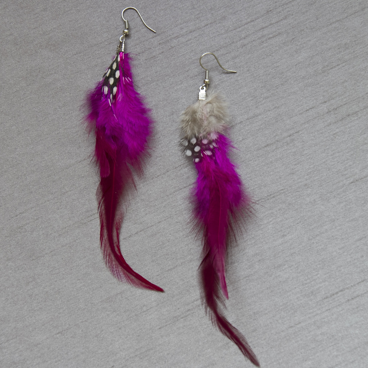 Сережки жіночі довгі яскраво-рожевого кольору з плямками застібка петлі сріблястого кольору довжина 14 см - фото 1 - id-p1709525423