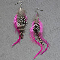 Сережки жіночі довгі яскраво-рожевого кольору з плямками застібка петлі сріблястого кольору довжина 14 см