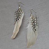 Сережки жіночі довгі бежевого кольору з плямками застібка петля сріблястого кольору довжина 14 см