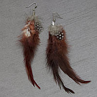 Сережки жіночі довгі коричневого кольору з плямками застібка петля сріблястого кольору довжина 14 см