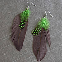 Сережки жіночі довгі коричнево-зеленого кольору з плямочками застібка петлі сріблястого кольору довжина 13 см