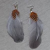 Сережки жіночі довгі сіро-гарячого кольору з плямочками застібка петля сріблястого кольору довжина 13 см