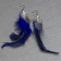 Сережки жіночі довгі ультрасинього кольору з плямками застібка петля сріблястого кольору довжина 14 см