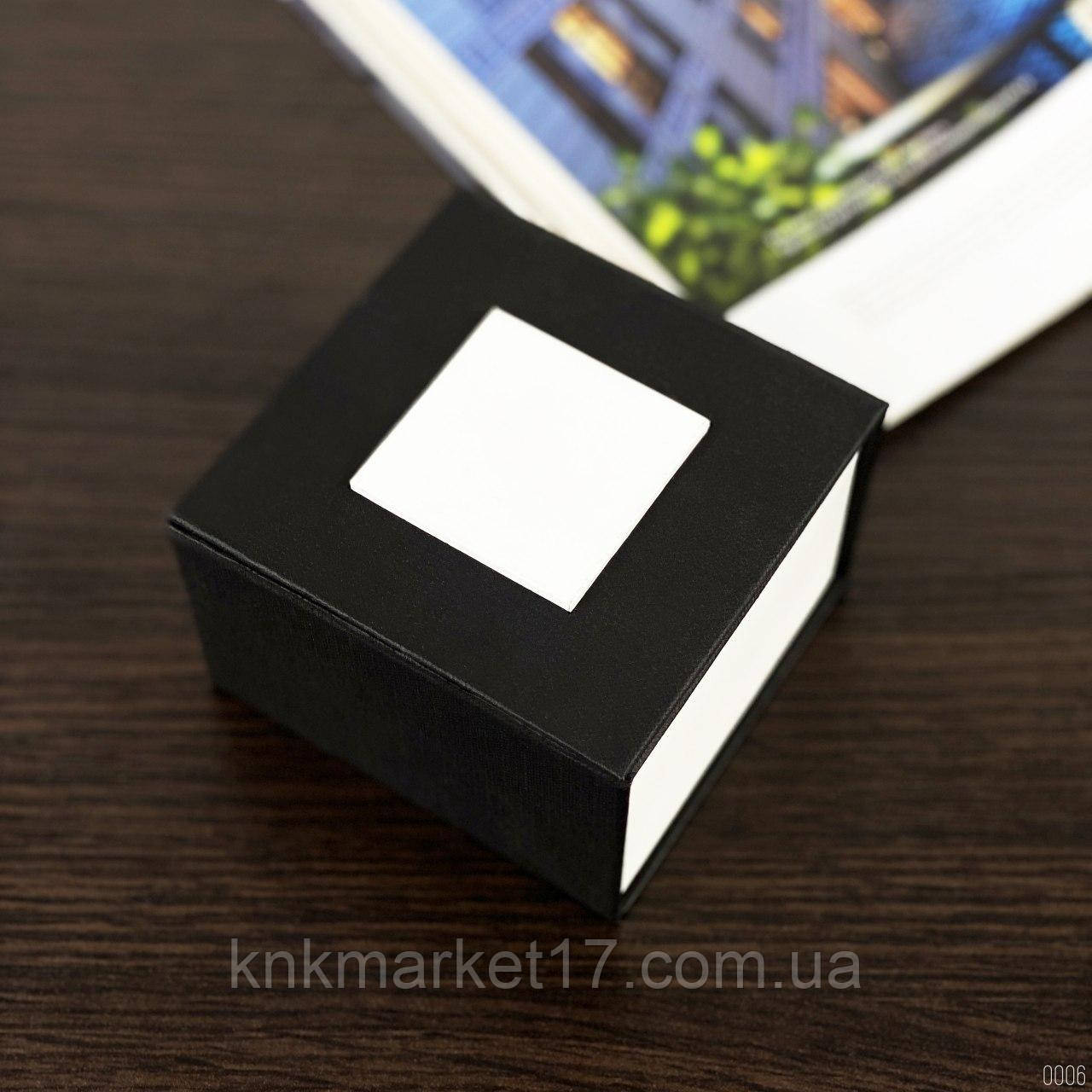 Коробка з білим квадратом Black-White