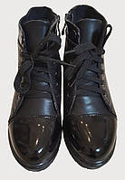 Модные женские ботинки на танкетке высокий подъем с лаковыми вставками на шнуровку и молнию экокожа черные