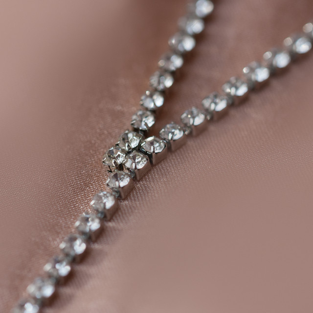 Колье из страз. Нитка из камней серебристая