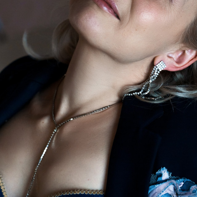 Колье из страз. Нитка из камней серебристая