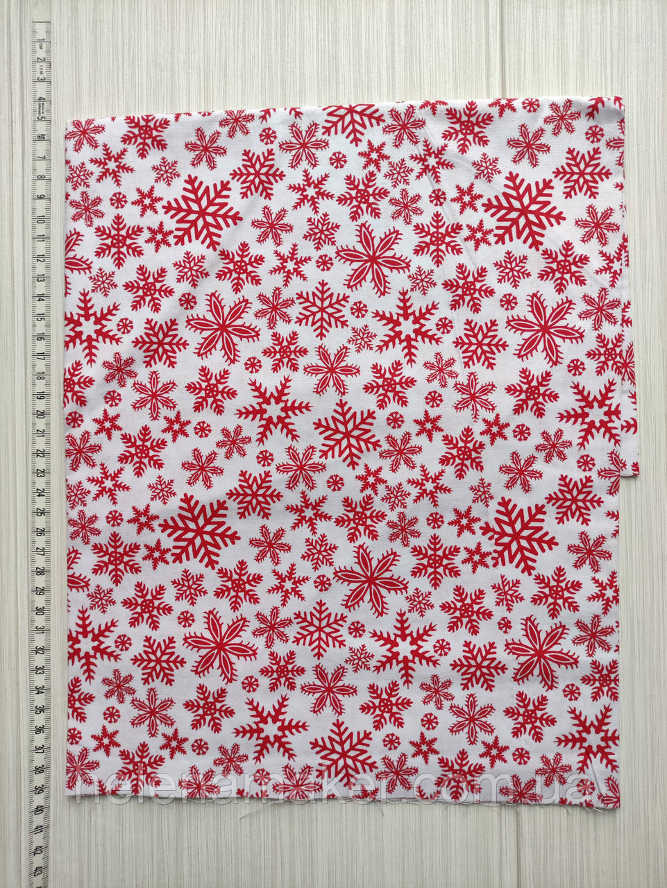 Відріз польської бязі Червоні сніжинки на білому тлі. Відріз 50*50 см