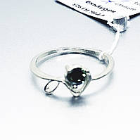 Женское серебряное кольцо с зеленым фианитом