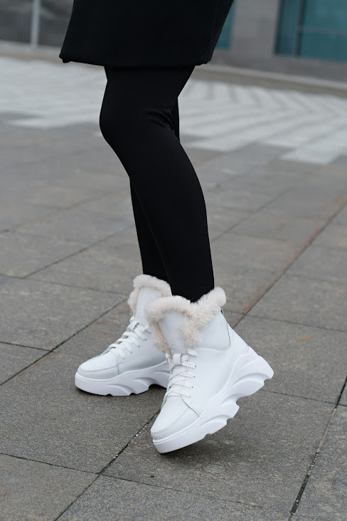 Жіночі зимові білі шкіряні черевики спортивного стилю на високій підошві, фото 1