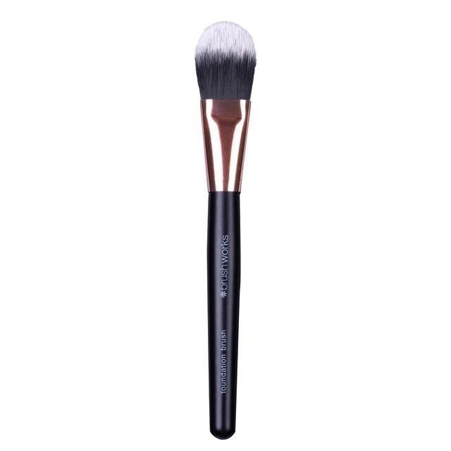 Пензлик для нанесення тональної основи Brushworks Foundation Brush
