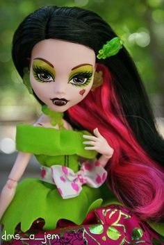 Лялька Монстер Хай Дракулаура Пристрасні Казки Monster High Snow Bite Draculaura