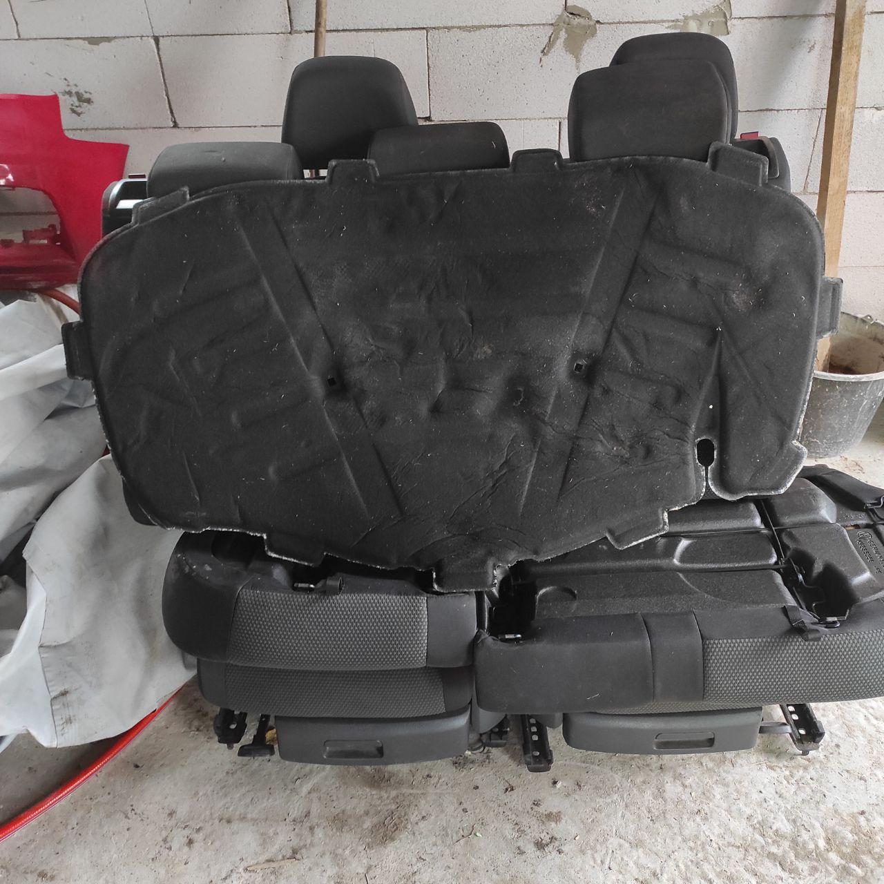 Шумоізоляція капоту Audi 3 8v 8V0863825