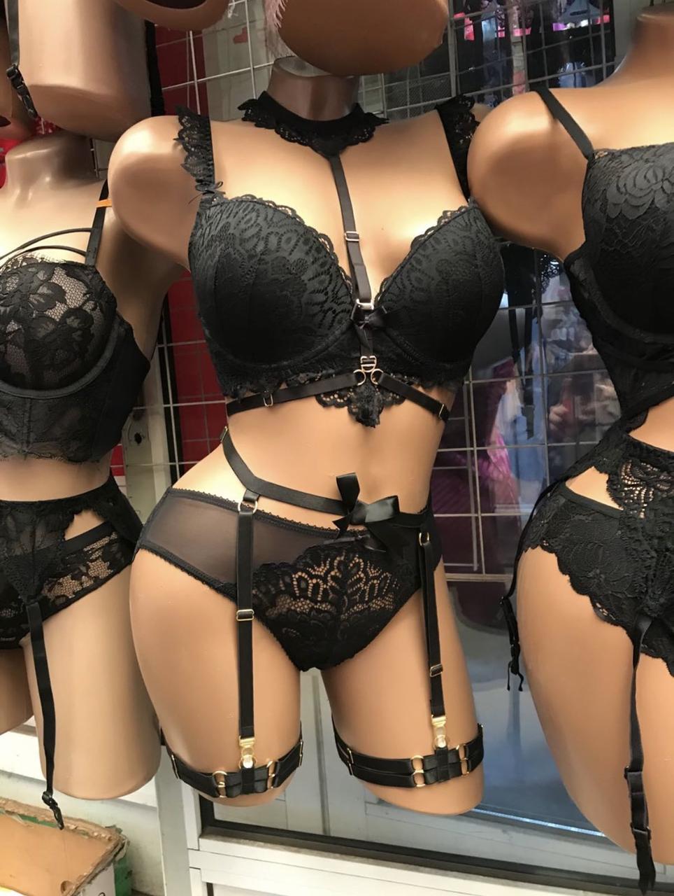 Комплект чорної мереживної білизни білизни з портупеями