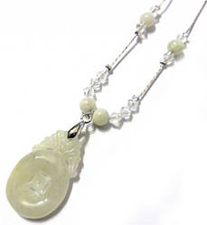 Нефритовий кулон на ланцюжку No1