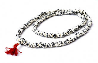 Чітки з кістки ОМ санскрит білі + чорний малюнок 10 мм.