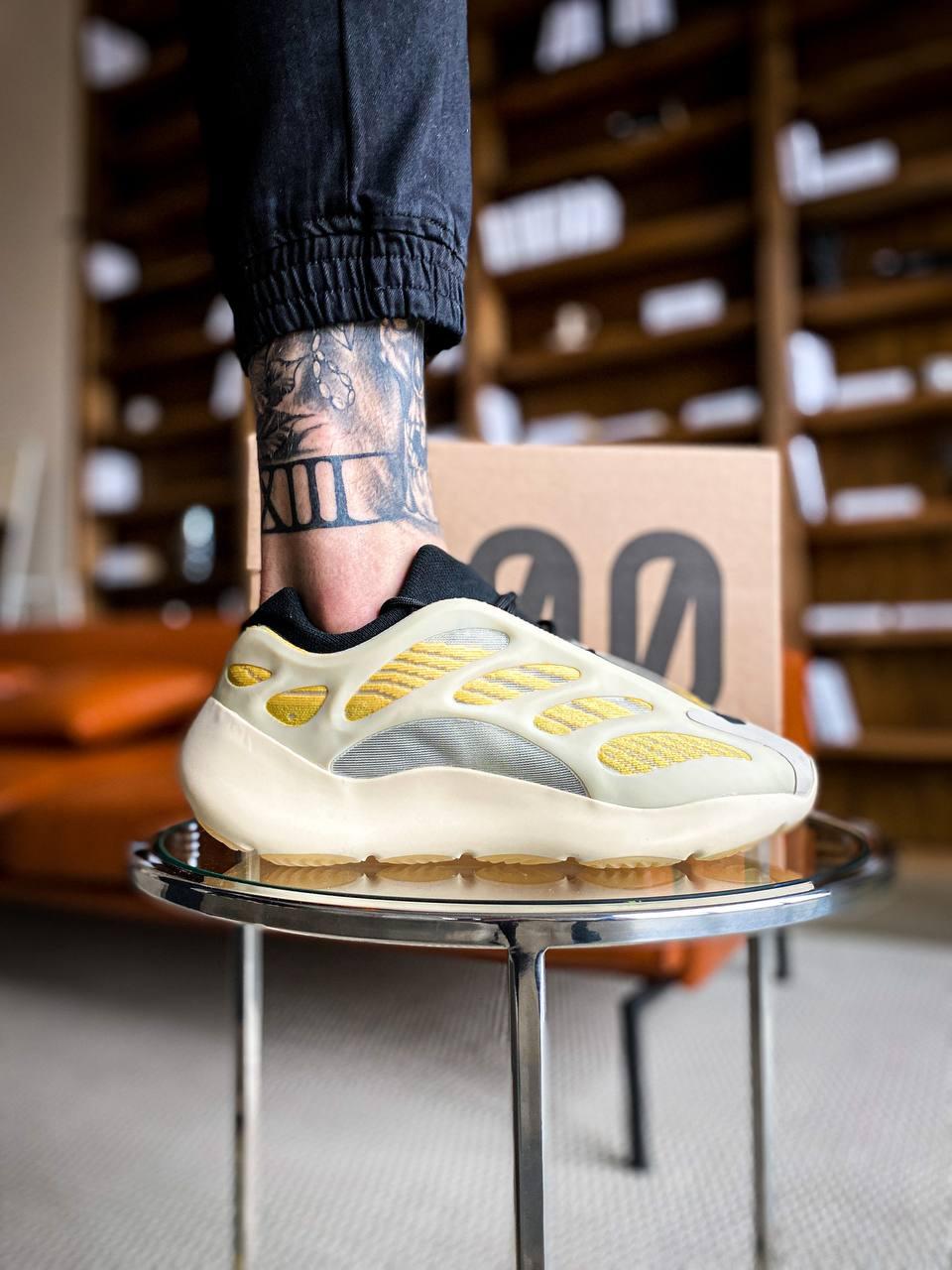 Кросівки чоловічі бежеві Yeezy Boost 700 v3 (04698)